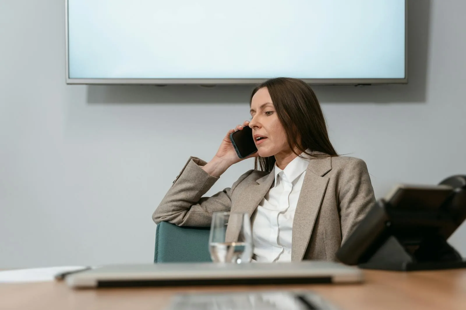 Combiné téléphonique sur un bureau d'atelier